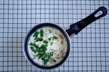 Kurki w kremowym sosie podane jako aromatyczne danie z leśnych grzybów. Chanterelle mushrooms in creamy sauce, traditional seasonal dish perfect for lunch, dinner and gourmet cuisine.  © Justyna