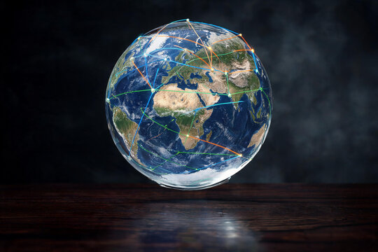 Planeta tierra de cristal rodeado por l&iacute;neas de red de colores sobre mesa de madera. Concepto de log&iacute;stica global, conexiones digitales y comercio internacional.