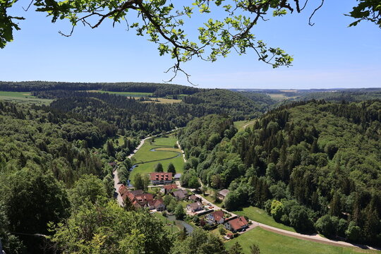 Blick auf das gro&szlig;e Lautertal von der Ruine Hohengundelfingen