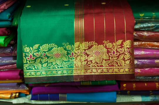 Weaving Kanchipuram silk sari.
