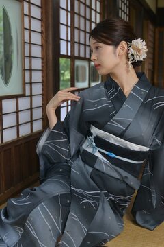 浴衣を着た若い女性