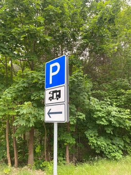 Parkplatz-Wegweiser f&uuml;r Wohnmobile an einer Stra&szlig;e. Verkehrsschild zur Orientierung von Campern und Reisemobilen, Tourismusinfrastruktur und mobiles Reisen. Echtfoto.