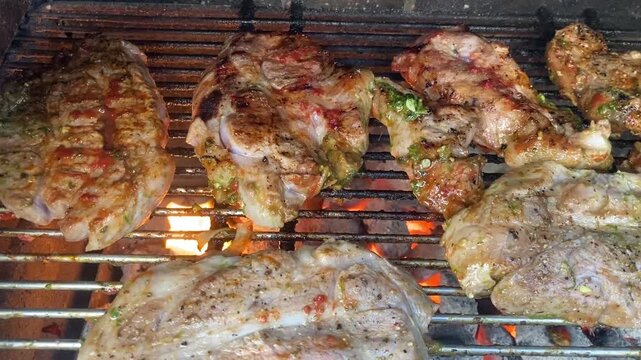 BBQ, Barbecue, Grillen, Holzkohlegrill, Holzkohle, Glut, Grill, Grillrost, Grillgut, Fleisch, Grillfleisch, Mariniertes Fleisch, Steak, Steaks, Schweinefleisch, Nackensteak, Fleischgericht, BBQ Food, 