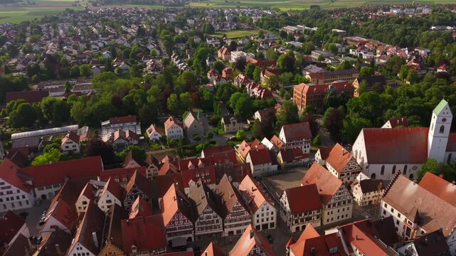 Drohnenaufnahme der Altstadt Riedlingen in Baden-Wuerttemberg Deutschland mit St. Georg Turm Donau Stadtzentrum und historischer Architektur der Region Oberschwaben. Aerial cityscape of Riedlingen