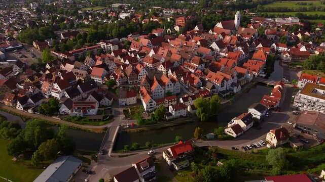 Sommerliche Drohnenaufnahme Riedlingen Baden-Wuerttemberg mit Altstadt St. Georg Kirche und Donauufer. Drone footage of Riedlingen Germany capturing historic district. Aerial view of Riedlingen