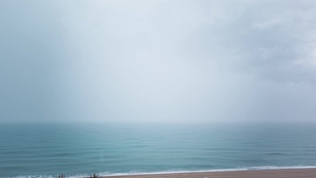 Tormenta sobre el mar Mediterr&aacute;neo con lluvia intensa y truenos en la costa catalana &mdash; v&iacute;deo 4K Blackmagic Camera iPhone 17 Pro