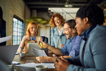 Obraz premium Diverse coworkers brainstorming on a project in a modern office