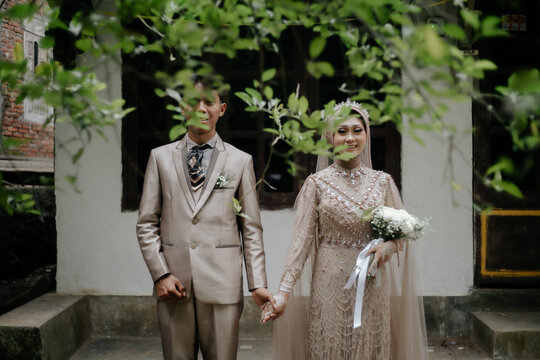 Creative and aesthetic outdoor wedding pose inspiration