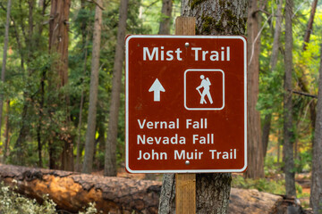 Mist trail sign directing hikers to yosemite national park waterfalls © unai