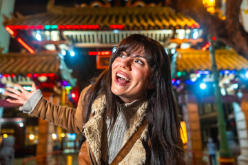 Obraz premium Happy woman traveling in san francisco chinatown at night