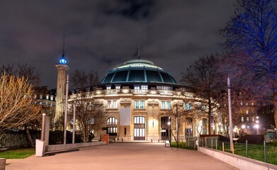 Naklejka premium Bourse de commerce (Commodities Exchange) building in Paris, France. Historic domed architecture illuminated at night
