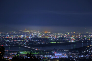 Fototapeta premium 岩神山から望む和歌山市街地の美しい夜景と紀の川に架かる橋の遠景
