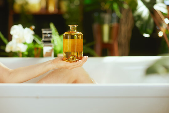 Adding Bath Oil to a Tranquil Soak