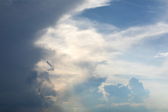 Ciel orageux de fin de journ&eacute;e avec une grande diversit&eacute; de formes de nuages qui s"entrecroisent dans un m&eacute;lange de nuances de bleus et de gris.