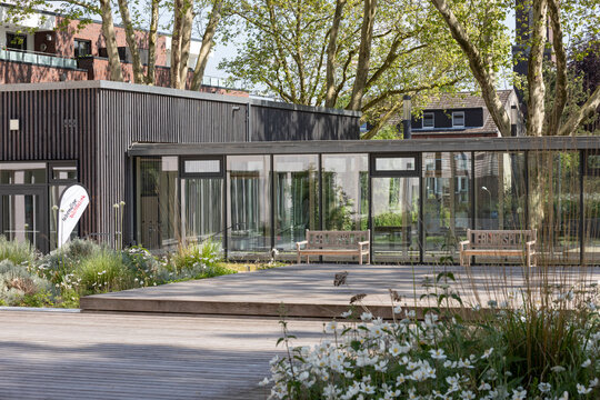 Innenhof des Kulturzentrums in Bottrop mit dem Zugang &uuml;ber den neuen Holzanbau in die lebendige Bibliothek