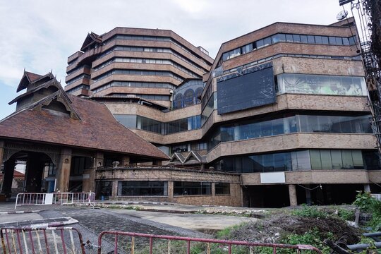 The Architecture and Legacy of Kad Suan Kaew Shopping Complex