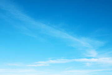 Naklejka premium azure sky with gentle traces of melting clouds as a background