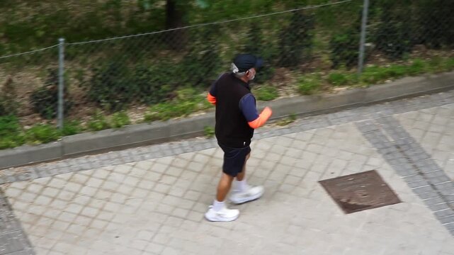 Pasos viejo activo caminar saludable cardio aer&oacute;bico step tercera edad abuelo paseando actividad f&iacute;sica gorra y zapatillas acera calle paseando