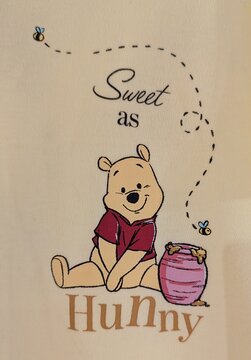 Vista de cerca del estampado de Winnie the Pooh de Disney y el texto Sweet as Hunny, en una camiseta. Madrid, Espa&ntilde;a, 22 de abril de 2026