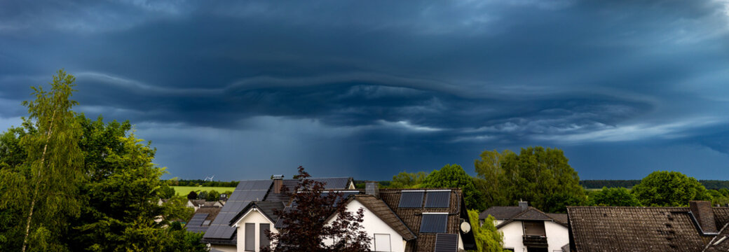 Starkes Sommergewitter und Wolkenph&auml;nomen mit Blitzen