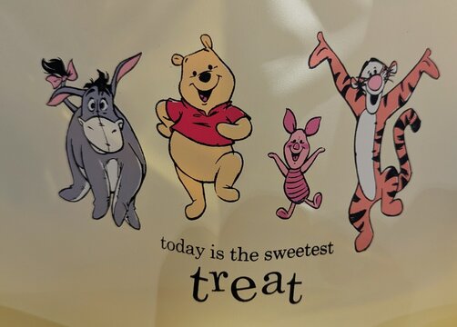 Vista de cerca del estampado de personajes de Winnie the Pooh de Disney (Eeyore, Pooh, Piglet y Tigger) y la frase "today is the sweetest treat", en una camiseta. Madrid, Espa&ntilde;a, 22 de abril de 2026