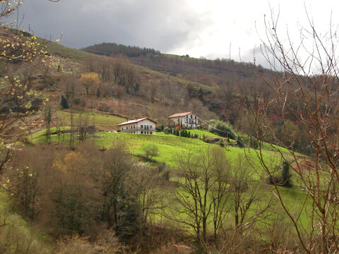 Dos caser&iacute;os en la monta&ntilde;a