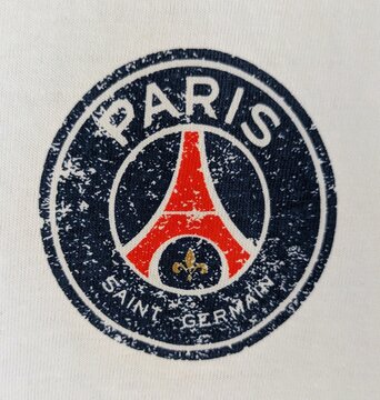Ropa deportiva. Escudo cl&aacute;sico del club de f&uacute;tbol Paris Saint-Germain. Logotipo con la silueta de la Torre Eiffel