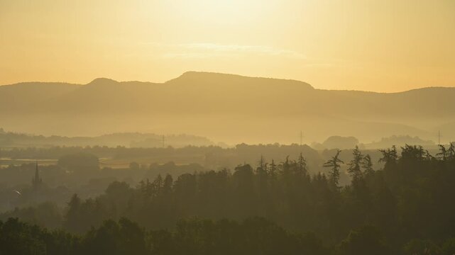 Sanfte neblige Landschaft mit B&auml;umen und Bergen im Morgenlicht, Germerode, Geo Naturpark Frau-Holle-Land, Hoher Meissner, Hessen, Deutschland