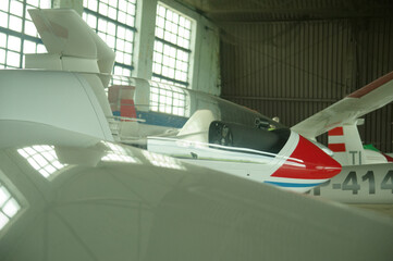 Szybowiec w hangarze, gotowy do lotu. © Krzysztof