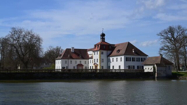 Historisches Schloss mit Wassergraben unter blauem Himmel und roten D&auml;chern, Weisses Schloss, Triesdorf, Weidenbach, Fr&auml;nkischen Seenland, Landkreis Ansbach, Mittelfranken, Bayern, Deutschland