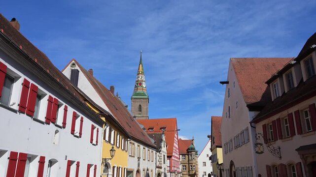 Dorfstra&szlig;e mit traditionellen Fachwerkh&auml;usern und einem zentralen Kirchturm im Hintergrund, Wolframs-Eschenbach, Landkreis Ansbach, Mittelfranken, Bayern, Deutschland