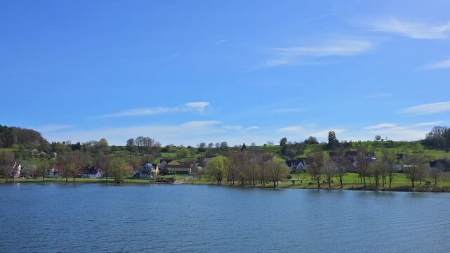 Dorf am Ufer eines Sees, umgeben von gr&uuml;nen H&uuml;geln und B&auml;umen, Ramsberg, Gro&szlig;er Brombachsee, Fr&auml;nkischen Seenland, Landkreis Wei&szlig;enburg-Gunzenhausen, Mittelfranken, Bayern, Deutschland