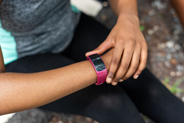 Naklejka premium Fitness tracking with smart device