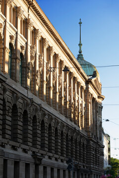 Historisches neoklassizistisches Geb&auml;ude mit Kuppel und aufwendiger Fassade im warmen Abendlicht unter klarem Himmel in Stuttgarter Innenstadt