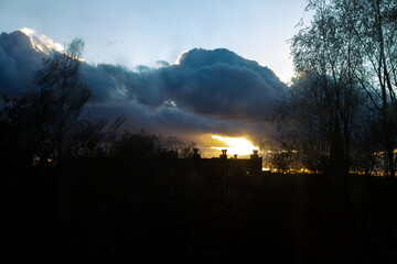 Obraz premium Dramatic sunset over a residential building silhouette