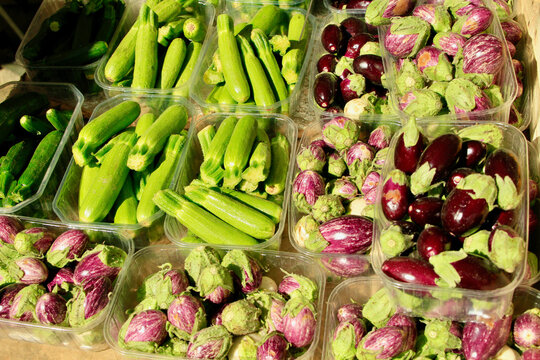 March&eacute; l&eacute;gumes courgettes aubergines concombres