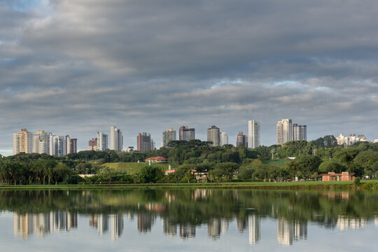 Reflexo de pr&eacute;dios e natureza
