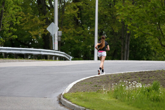 une femme fait son jogging en ville, Quebec, Canada