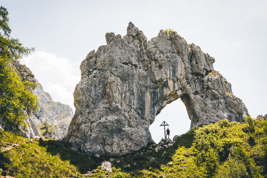 Arco di roccia (Porta di Prada) sotto la Grigna