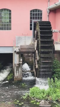 Wasserrad einer historischen Wassermühle in Bewegung