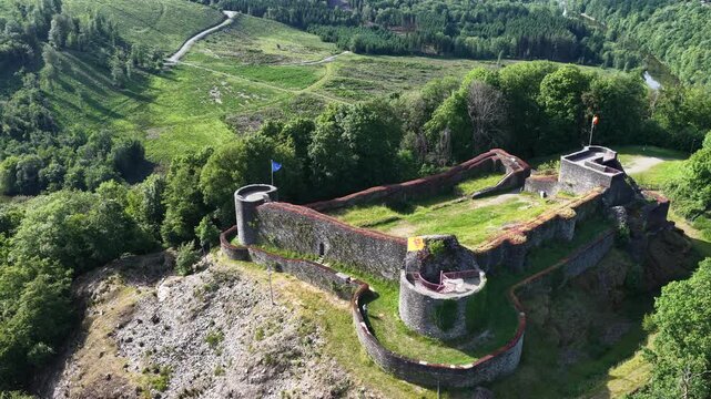 Vue a&eacute;rienne panoramique des ruines m&eacute;di&eacute;vales du ch&acirc;teau de Herbeumont en Belgique, dans la province du Luxembourg en Wallonie. Au fond le village les champs et les for&ecirc;ts au mois de juin 2026