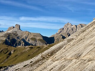 Fototapeta premium Tre Cime Nature Park, Dolomites UNESCO World heritage site (South Tyrol, Italy) - Naturpark Drei Zinnen, Dolomiten UNESCO Welterbe (Südtirol, Italien) - Parco naturale Tre Cime di Lavaredo, Dolomiti