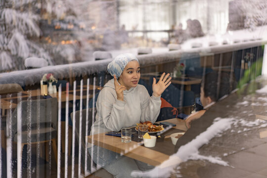Expressive Conversation at Cafe