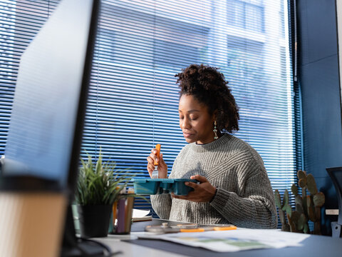 Woman eating lunch at work 