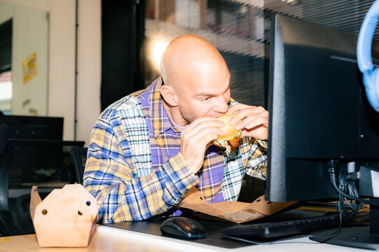 Man enjoying delivery service food at office 
