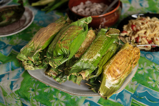 Roasted rice wrapped with banana leaf 
