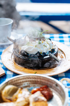 Hot meat dish with yogurt and herbs