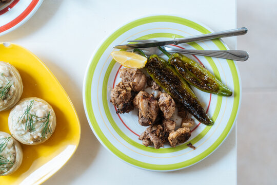 Grilled chicken and peppers with lemon wedge