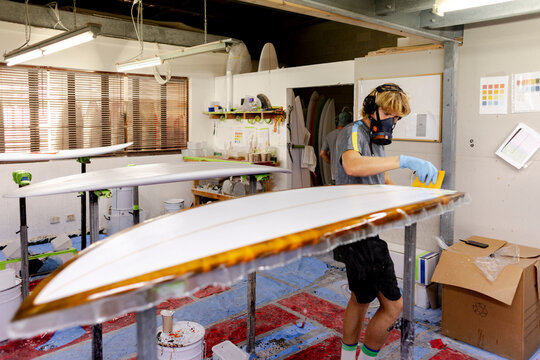 Shaper glassing surfboard 