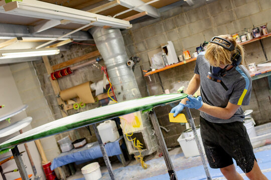 Shaper checking rail during glassing